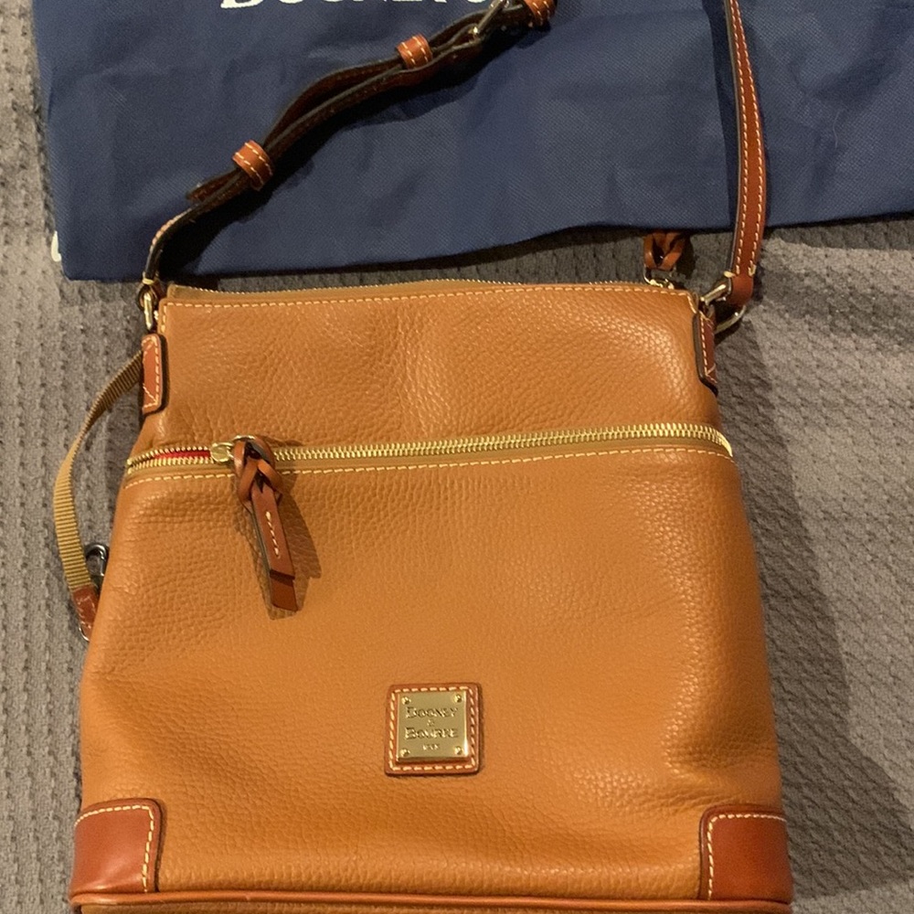 Dooney&Bourke crossbody like new